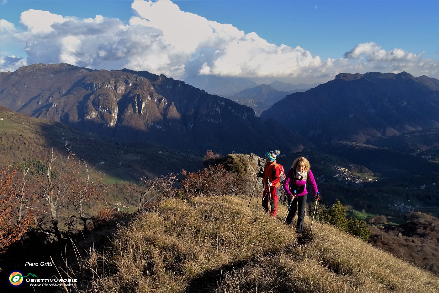 28 In cresta di vetta per il Corno Zuccone con vista sulla Val Taleggio.JPG